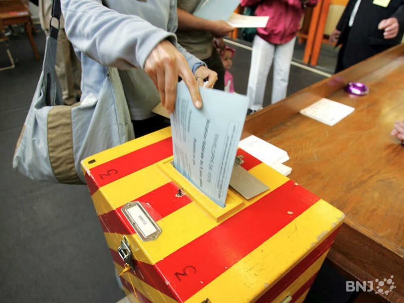 Le Grand Conseil neuchâtelois a décidé de ne plus autoriser la possibilité de voter avec un ou plusieurs bulletin. (Photo : KEYSTONE/MARTIAL TREZZINI)