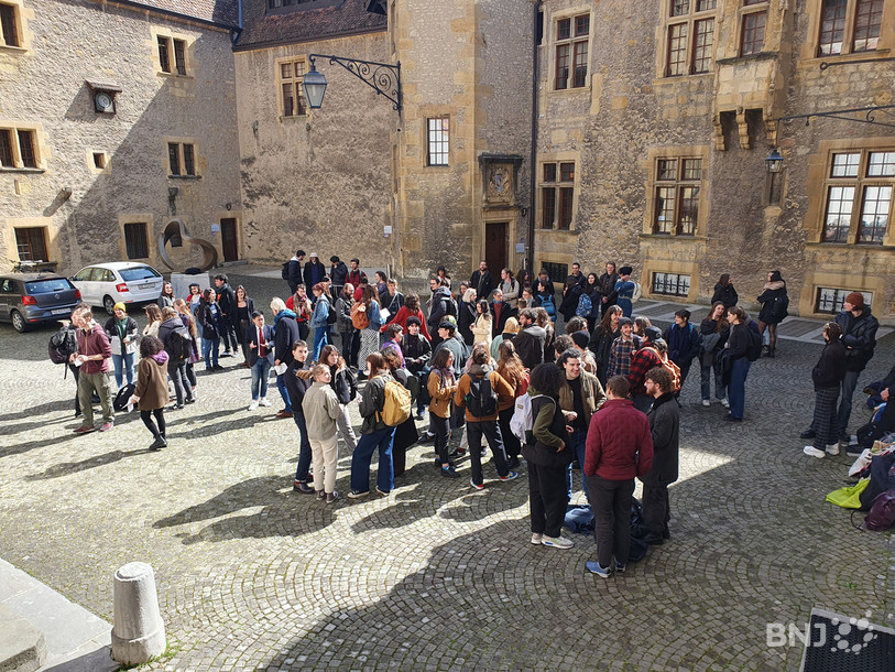Une centaine d’étudiants ont manifesté dans la cour du Château de Neuchâtel ce mardi avant le Grand Conseil.