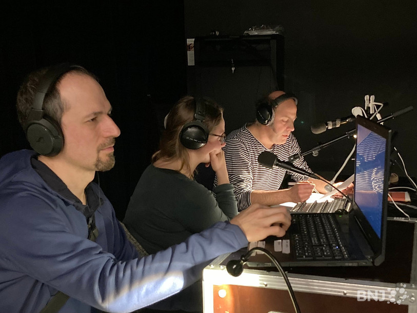 Le technicien Michel Challandes et les audiodescripteurs Florence Ineichen et Stéphane Richard en action.