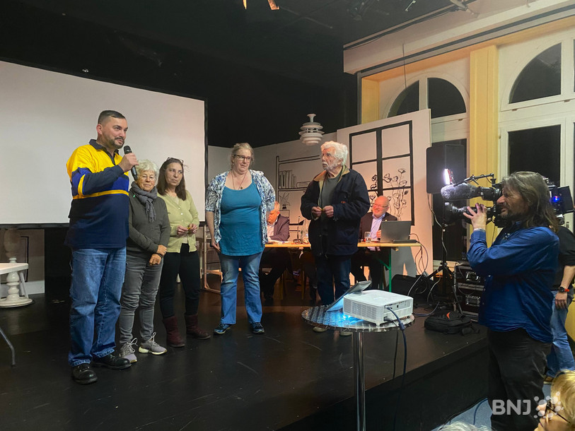 Le nouveau bureau a accepté sa nomination sous les applaudissements de la salle.
