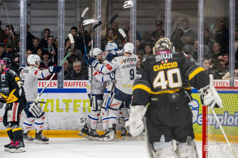 Le HC Ajoie a vu La Chaux-de-Fonds fêter par trois fois à proximité de son but jeudi soir (photo : Jonathan Vallat).