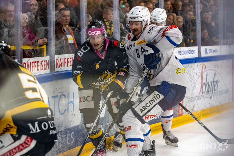L'Ajoulot Steven Macquat au duel avec le Chaux-de-Fonnier Oliver Achermann (photo : Jonathan Vallat).