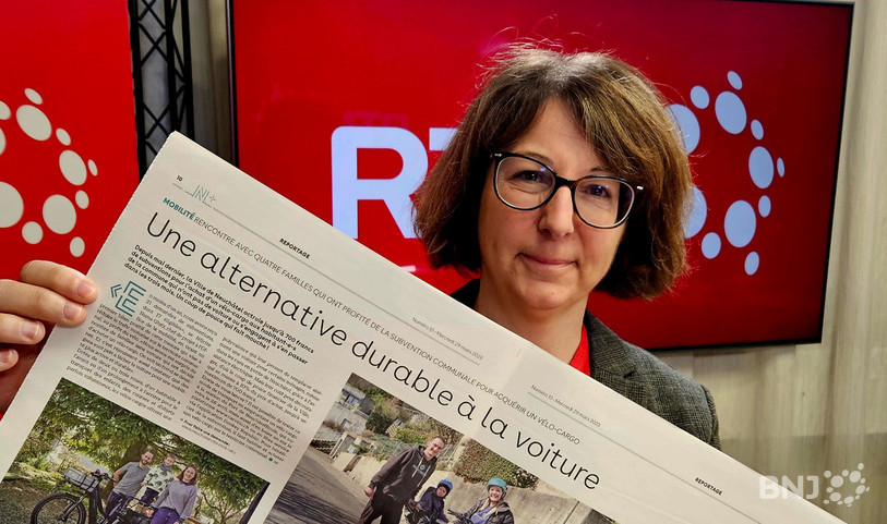 Françoise Küenzi avec, en main, le N+ de la semaine, présenté dans La Matinale.