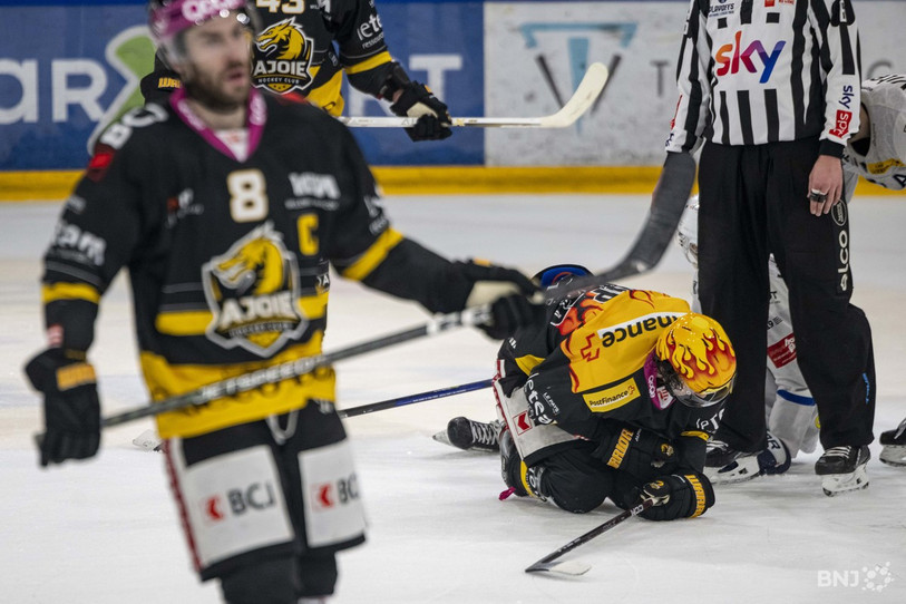 Jonathan Hazen a reçu une charge du capitaine du HCC Daniel Carbis jeudi soir à Porrentruy. (Photo : Jonathan Vallat)