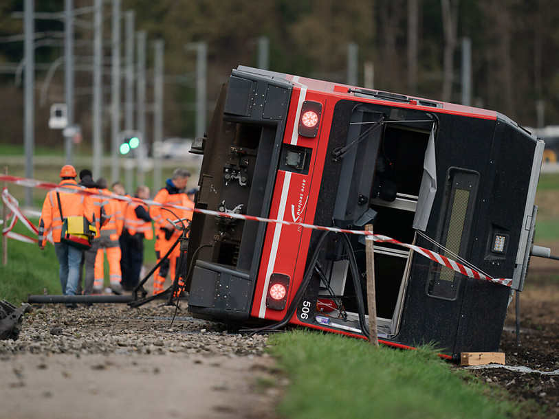 Le déraillement d'un train accidenté à Lüscherz a fait plusieurs blessés. (Photo : KEYSTONE / Manuel Lopez).