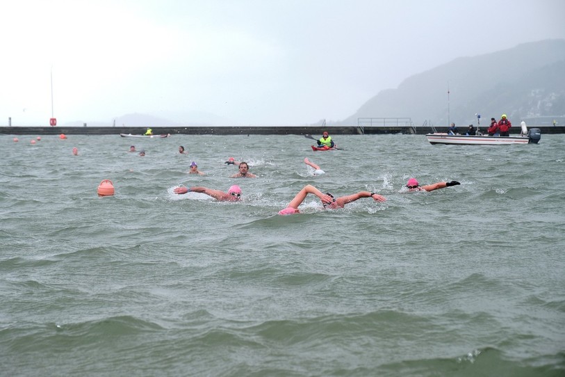 Les nageurs ont dû parcourir 200 mètres à la nage. (Photo : Pierrick Veya)