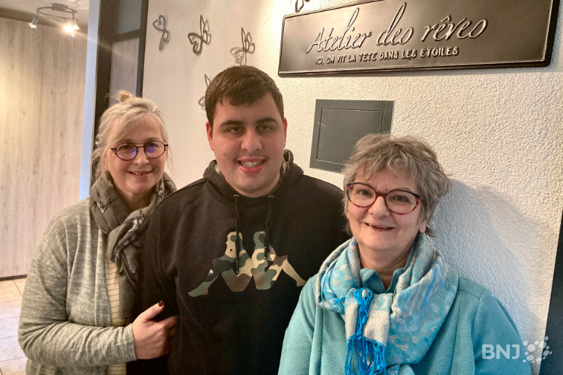 Véronique Galeuchet et Monique Cimetière (de gauche à droite) accompagnent Enzo qui vit seul dans son appartement malgré son trouble du spectre de l'autisme.