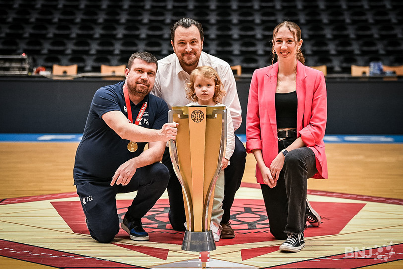 De gauche à droite : Nicolas Pérot, Romain Gaspoz et Justine Sollberger ont remporté la Coupe de Suisse samedi. (Photo : Stéphane Bée).