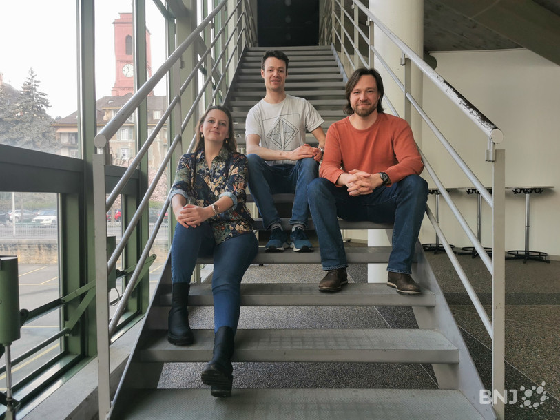 Aylin Pamuksaç (3e du podium), Roman Blum (1er) et Quentin Adler (2e) (de gauche à droite) représenteront l'Université de Neuchâtel à la finale nationale de « Ma thèse en 180 secondes ».