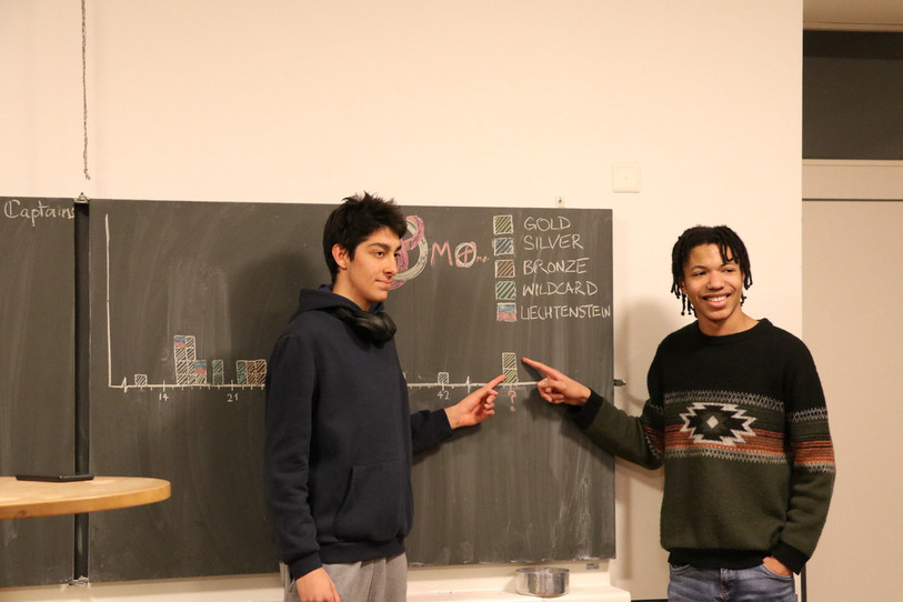 Bora Olmez (à gauche) et Mathys Douma (à droite) décrochent les médailles d'or des Olympiades suisses de mathématique. (Photo : Olympiades suisses de mathématiques)