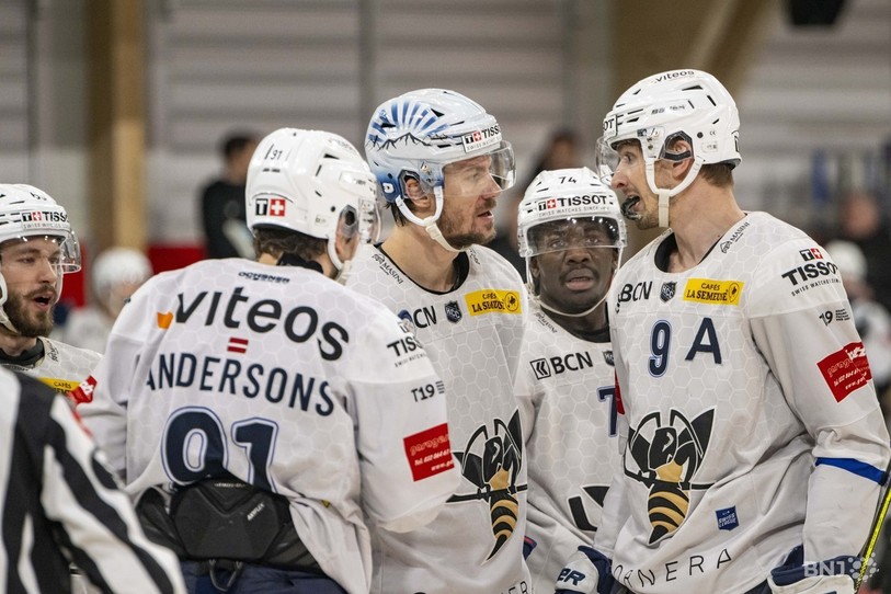 Les joueurs du HC La Chaux-de-Fonds repartent de Porrentruy avec une défaite. Les voilà sans jocker (photo : Jonathan Vallat).