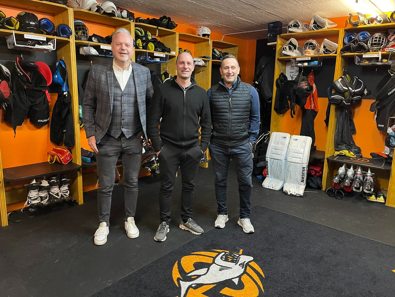Le nouvel entraîneur du HC Tramelan Loïc Lachat pose au centre du directeur sportif Patrick Glanzmann (à gauche) et du président Frédéric Haefeli (photo : HC Tramelan).