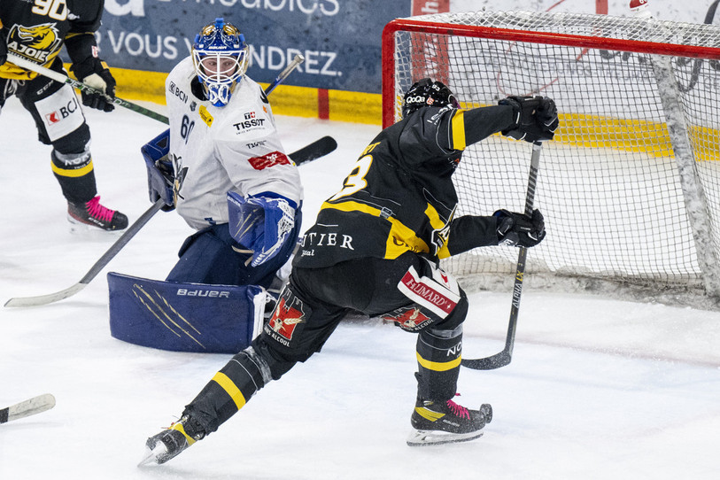 Le défenseur et capitaine du HC Ajoie Jordane Hauert s'arrache pour offrir la victoire à son équipe (photo : KEYSTONE/Peter Schneider).