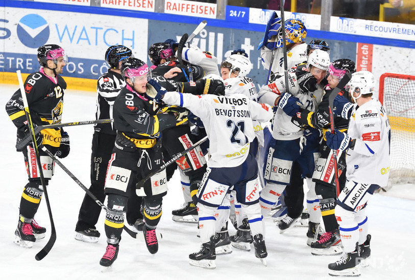 Ça a chauffé dès le début du match entre le HC Ajoie et La Chaux-de-Fonds (photo : Georges Henz).