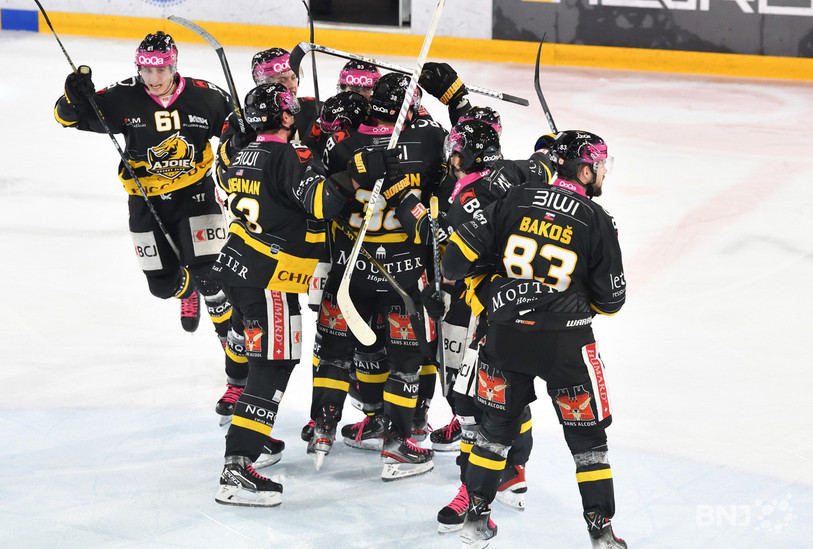 Le HC Ajoie laisse exploser sa joie et congratule son capitaine Jordane Hauert (photo : Georges Henz).