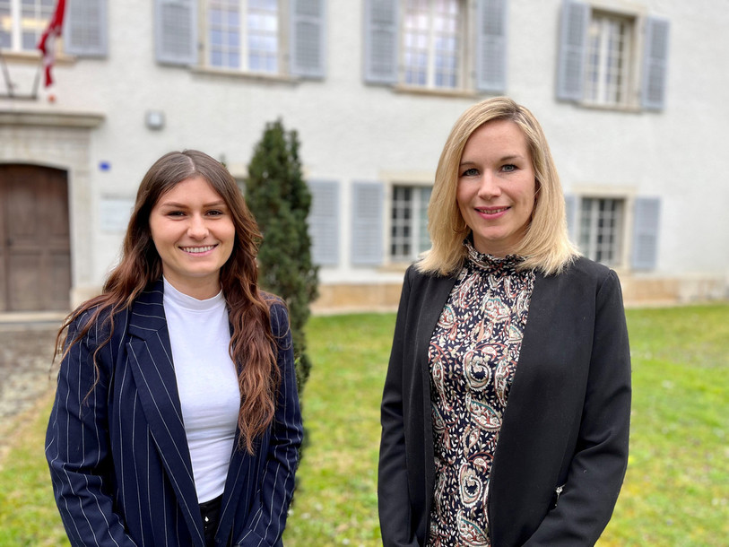 De gauche à droite : Laura Frund et Coline Steullet-Scherrer ont été nommées responsables des droits politiques de la Chancellerie d'Etat. (Photo : Canton du Jura).