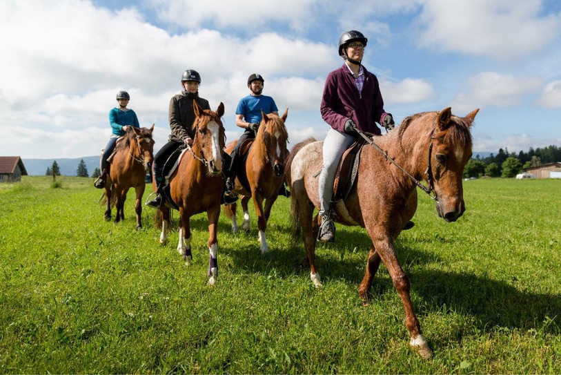 La deuxième édition des JuBénales proposera de nombreuses activités dont une balade équestre. (Photo : Jura bernois Tourisme – Reto Duriet)