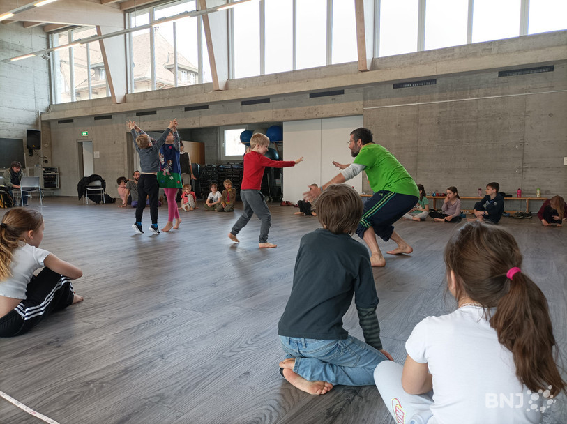 Olivier Bedogni a participé à la répétition ce jeudi matin avec ses élèves à l'aula de l'école du Noirmont.