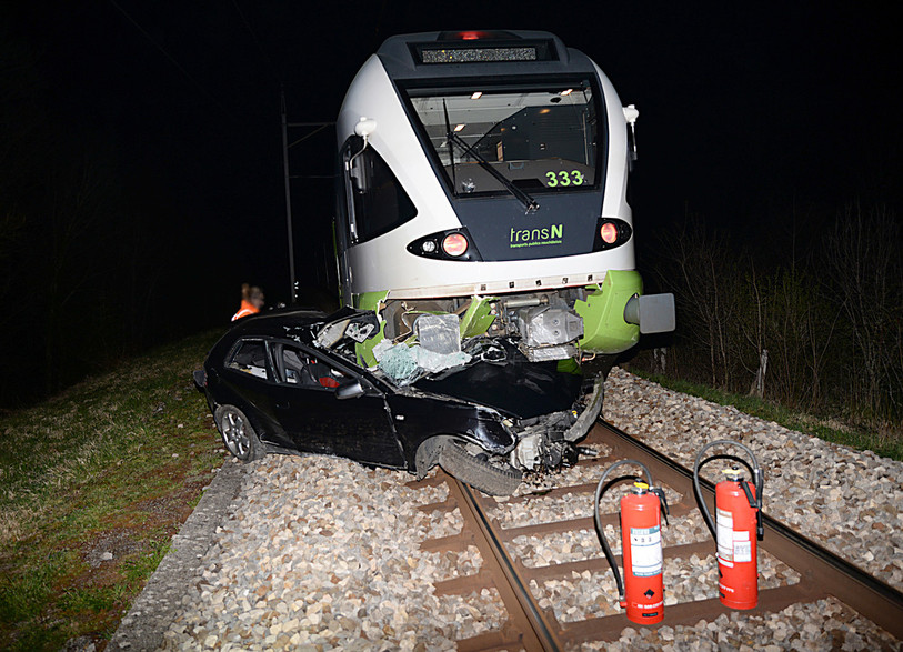 Malgré un freinage d'urgence, le train a heurté la voiture à environ 100km/h. (photo : Police neuchâteloise)