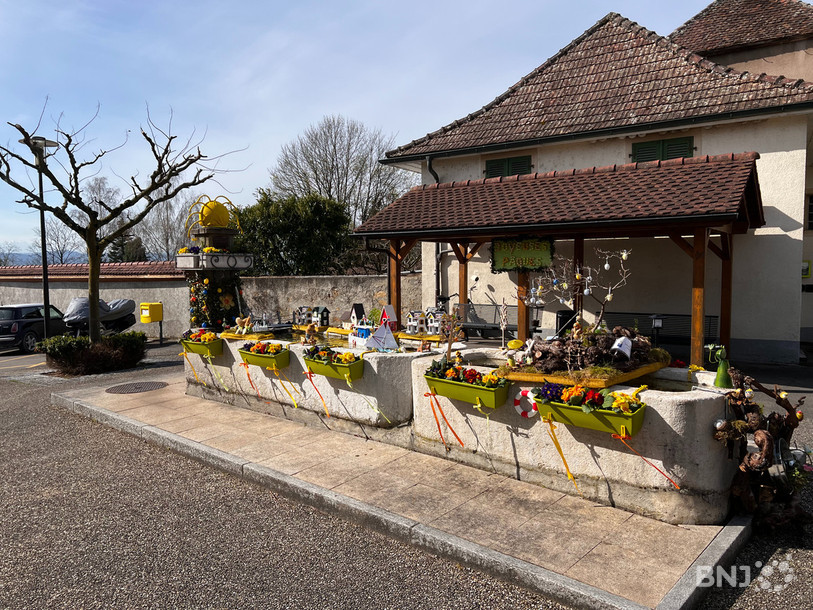 La fontaine du port de Môtier a été décorée par l'office du tourisme du Vully.