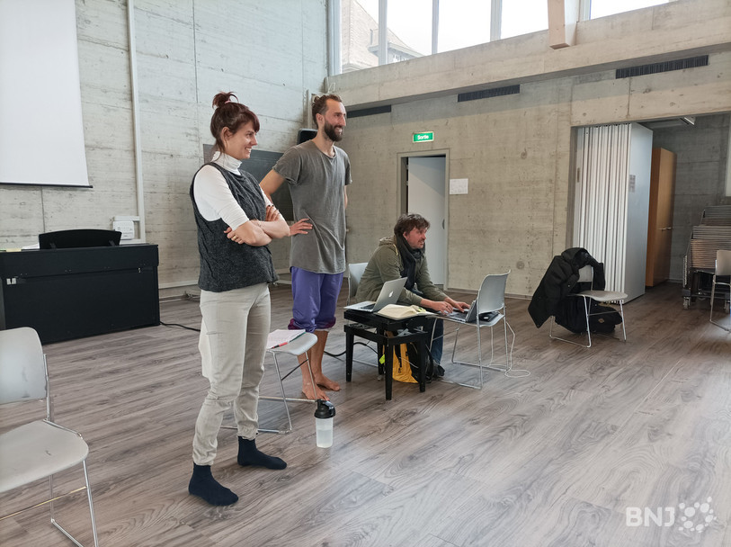 Les chorégraphes Prunelle Bry et Tristan Benon ainsi que le musicien Christophe Studer ont guidé les enfants ce jeudi au Noirmont.
