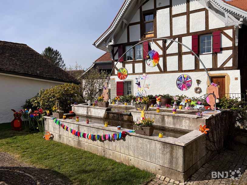 Des sociétés locales et des particuliers sont à l'origine de la plupart des fontaines décorées. Ci-dessus la création de la paroisse réformée de Môtier-Vully.