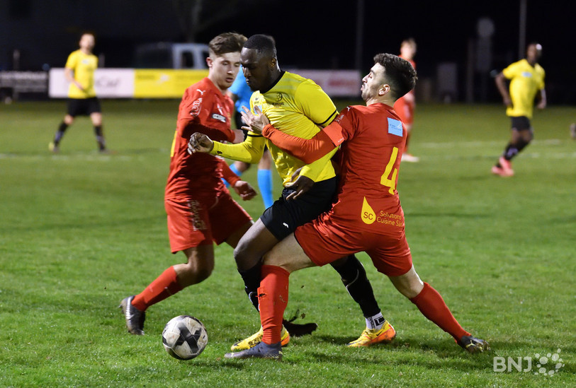 Le FC Tavannes/Tramelan du capitaine Sergio Cunha n'a pas laissé le champ libre au FC Erguël de l'attaquant Sanissy Koné (photo : Georges Henz).