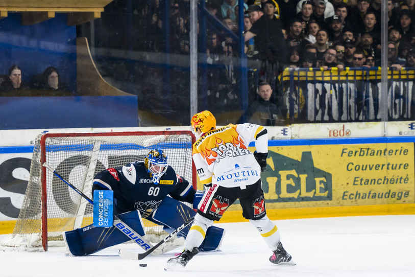 Le TopScorer du HCA Thibault Frossard inscrit le troisième but jurassien en dribblant malicieusement le gardien du HCC Viktor Östlund. (photo : KEYSTONE/Jean-Christophe Bott)