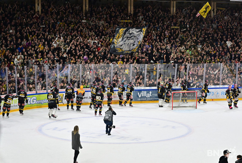 Dans une ambiance de feu, le HC Ajoie a cueilli une troisième victoire dans ce barrage (photo : Georges Henz).