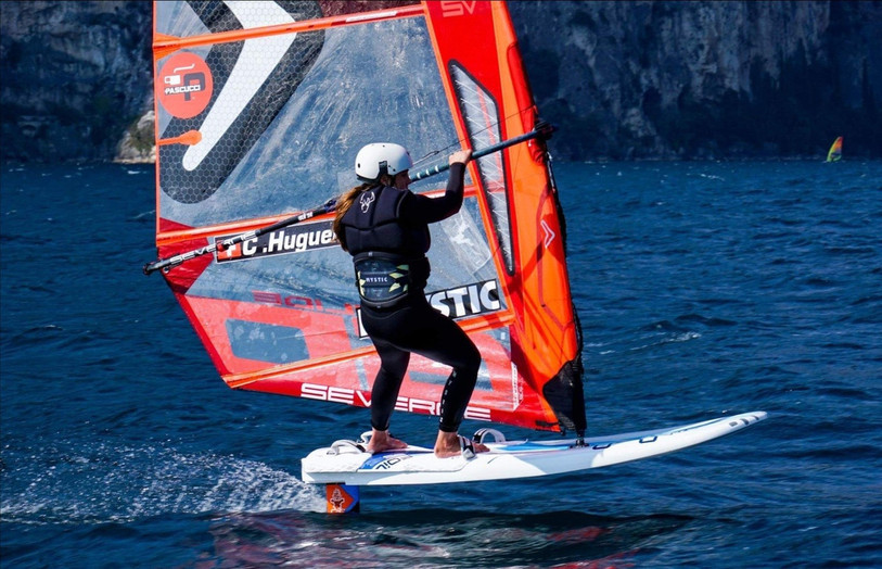 Chloé Huguenin s'est illustrée sur les eaux italiennes. (photo : Neuchâtel Funboard Team)