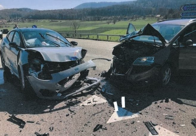 Un choc entre deux voitures a fait un blessé léger dimanche entre Courgenay et Cornol (photo: police cantonale jurassienne).