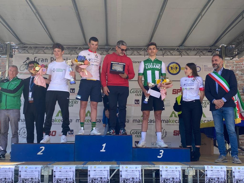 Victor Benareau sur le podium avec le maillot du VC Lugano (photo: Jocelyn Jolidon). 