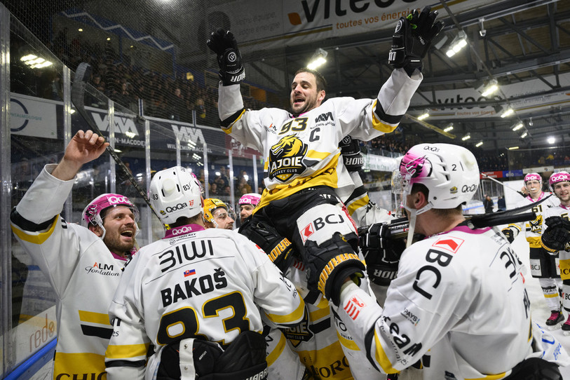Le capitaine ajoulot Jordane Hauert a été fêté comme il se doit lundi soir à La Chaux-de-Fonds (photo : KEYSTONE/Laurent Gillieron).