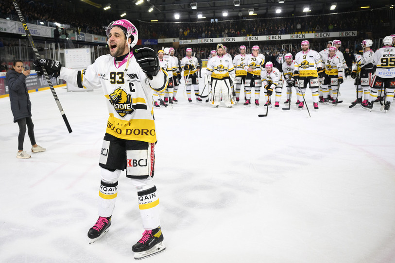 Et une dernière ola avant de raccrocher les patins (photo : KEYSTONE/Laurent Gillieron).