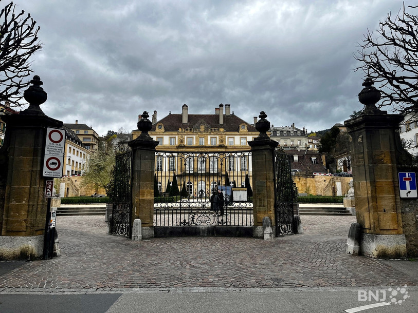 Une grille centrale et deux portes latérales : il s'agit de l'un des ensemble de ferronnerie les plus remarquables du 18e siècle en Suisse.