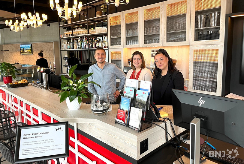 L'hôtel Mercure de Delémont est prêt à accueillir les stars mondiales du hockey sur glace de demain (ici le chef de projet Robin Chételat, la responsable de l'hôtel Nathalie Schlüchter et la réceptionniste Rawan Dib, de gauche à droite).