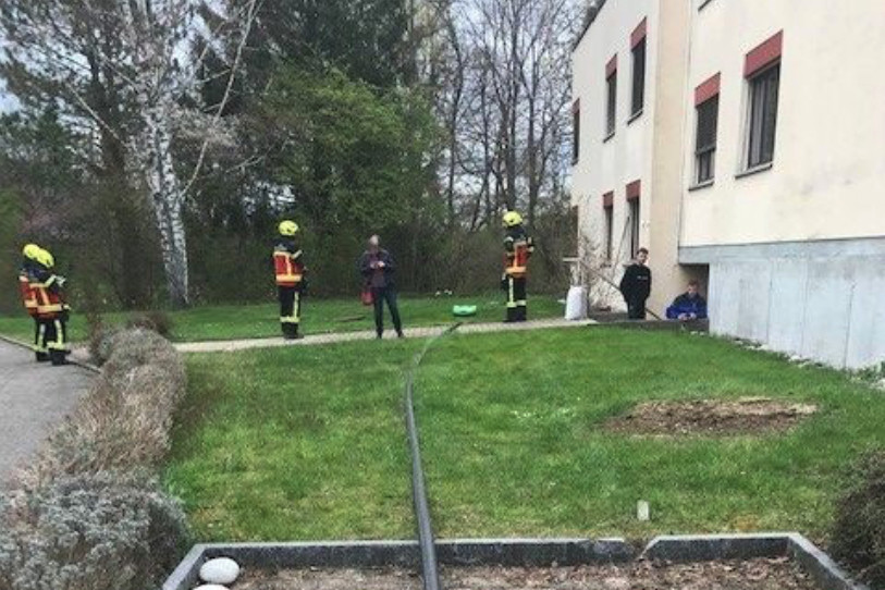 Plus de 800 litres de mazout se sont déversés dans le gazon d'un immeuble de Bassecourt à cause d'une fuite ce mercredi matin. (Photo : Police cantonale jurassienne)