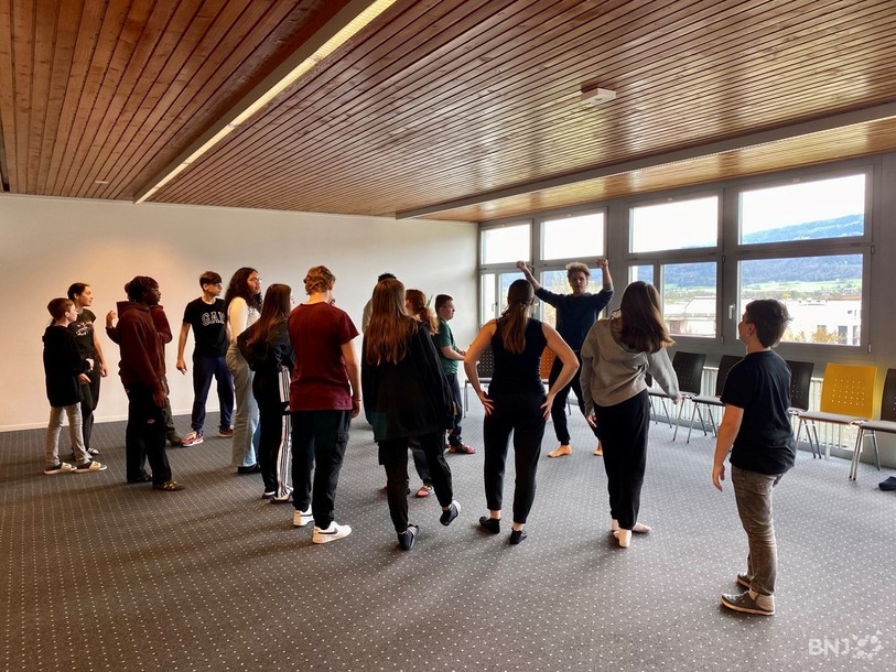 Des élèves du camp théâtre en plein atelier avec leur animateur Clément Kottelat.