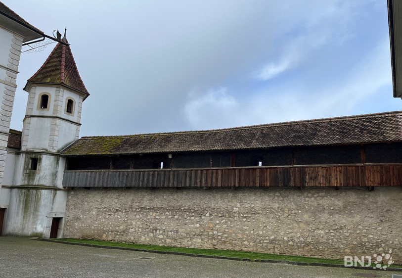 La coursive entre le Château et le Châtelet a notamment été nettoyée et refermée. 