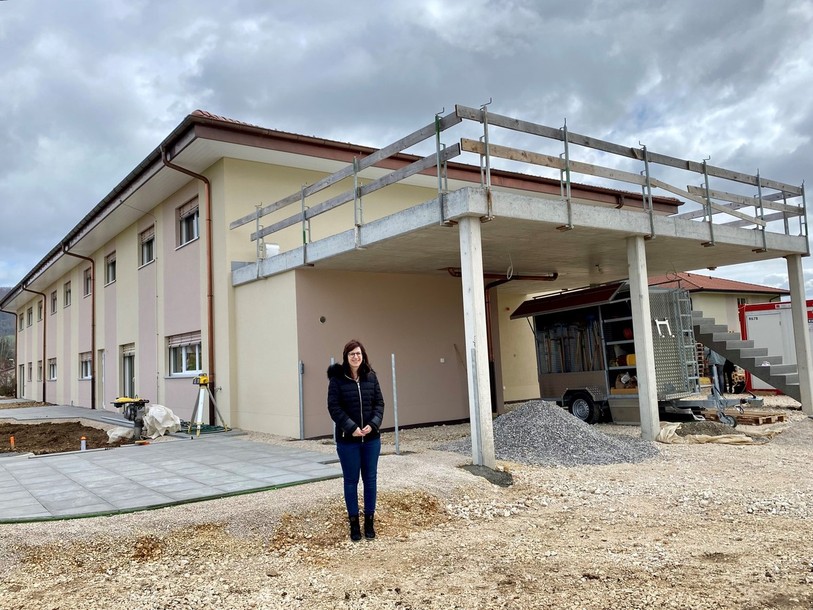 La directrice de La Valse du Temps Caroline Bernasconi pose devant le futur nouveau centre de jour de l'association à Vicques.