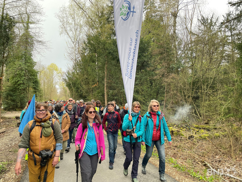 L’économiste écologique Julia Steinberger (en rose) est l’une des quatre initiatrices de la Marche Bleue. A chaque nouvelle étape, des habitants des régions traversées les rejoignent.