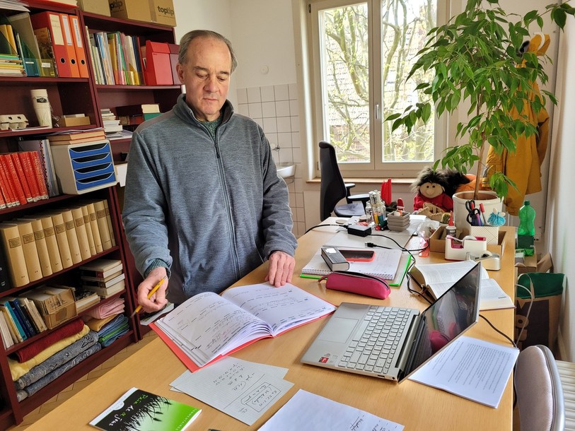 Agenda et ordinateur devant lui, être pasteur nécessite surtout une bonne dose d'organisation, reconnaît Carmelo Catalfamo.