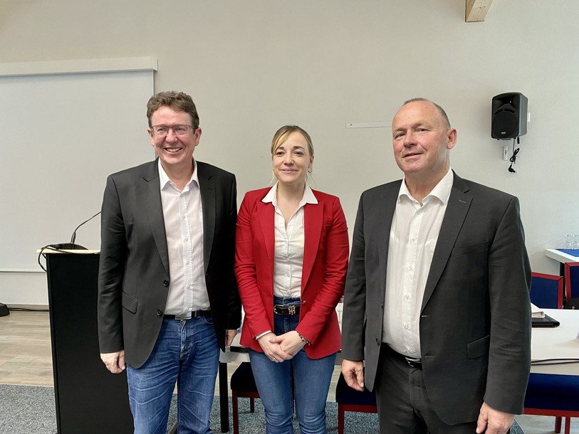 Le nouveau conseiller fédéral Albert Rösti (à gauche) et son successeur à la présidence de la Fédération suisse du cheval franches-montagnes Andreas Aebi entourent la gérante Pauline Queloz.