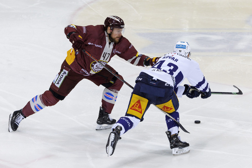 Le défenseur de Genève-Servette, Marco Maurer (à gauche), a écopé d'une pénalité de match rétroactive.  (Photo : Keystone : Salvatore Di Nolfi). 