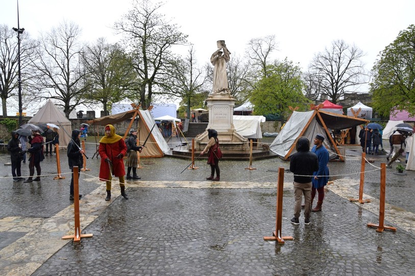 L'esplanade de la Collégiale accueille un campement médiéval jusqu'à dimanche soir.