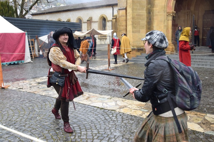 Christophe Guenot, capitaine et président de la compagnie des Maciliens, initie les visiteurs aux combats d'épées.