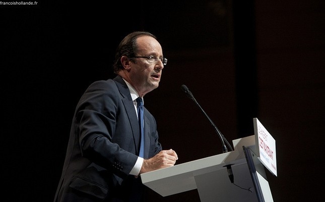 Trois instituts de sondage placent François Hollande devant Nicolas Sarkozy