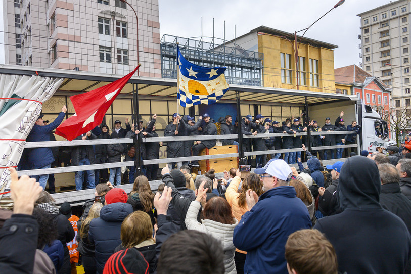 C'est à bord d'un camion aménagé pour l'occasion que le HC La Chaux-de-Fonds a défilé devant ses fans samedi. (photo : Bertrand Pfaff)