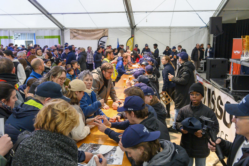 De nombreux supporters ont pris part à la séance de dédicace organisée samedi à la fanzone des Mélèzes. (photo : Bertrand Pfaff)