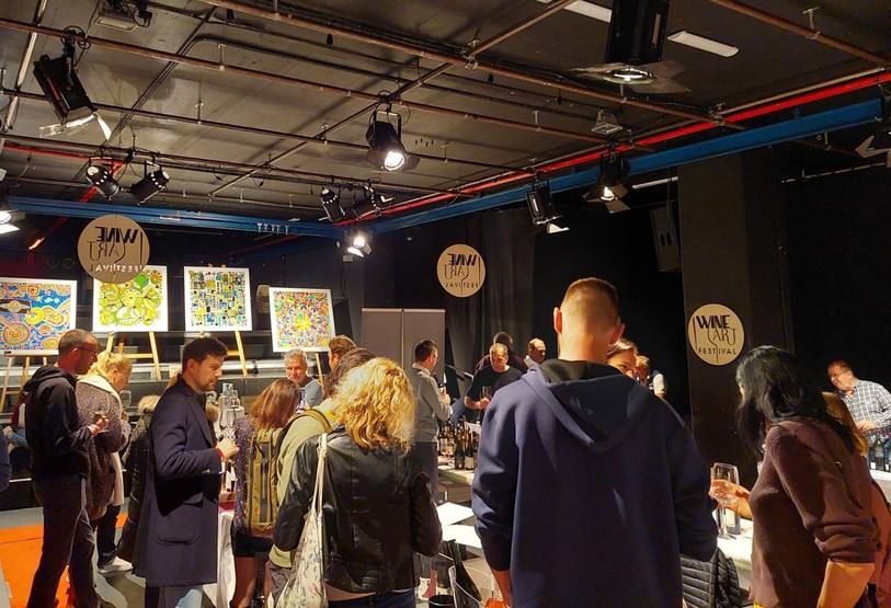 Les visiteurs du Wine Art Festival ont pu déguster des vins régionaux tout en admirant une exposition de peintures. (Photo: Lucio Contino)